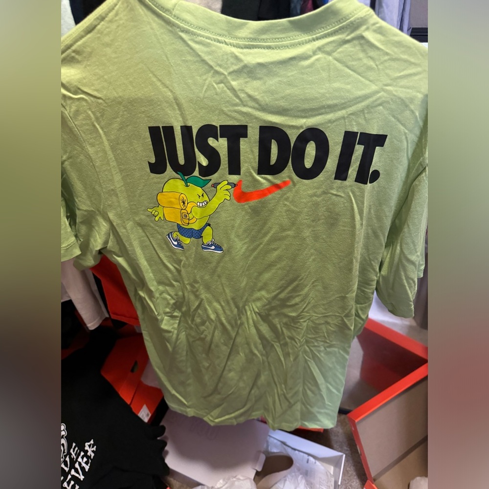 Nike Men's Sportswear Sole 3 Graphic Tee Size Large